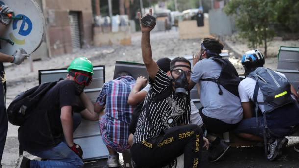 ΒΙΝΤΕΟ! Αστυνομικός στη Χιλή πατάει με μηχανή διαδηλωτή !