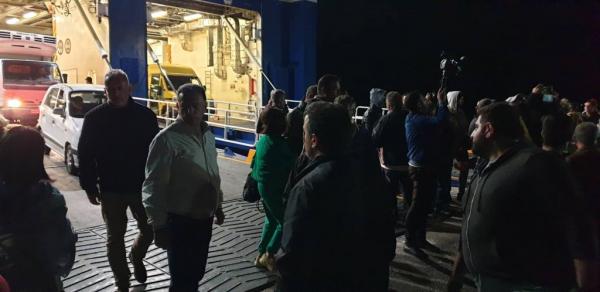 Προσφυγικό : Έστησαν μηχανήματα του Δήμου στο λιμάνι της Κω για να μπροκάρουν αποβίβαση