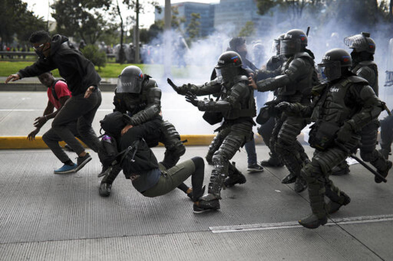 Κολομβία: Κινητοποιήσεις έξω από το σπίτι του προέδρου με… κατσαρόλες
