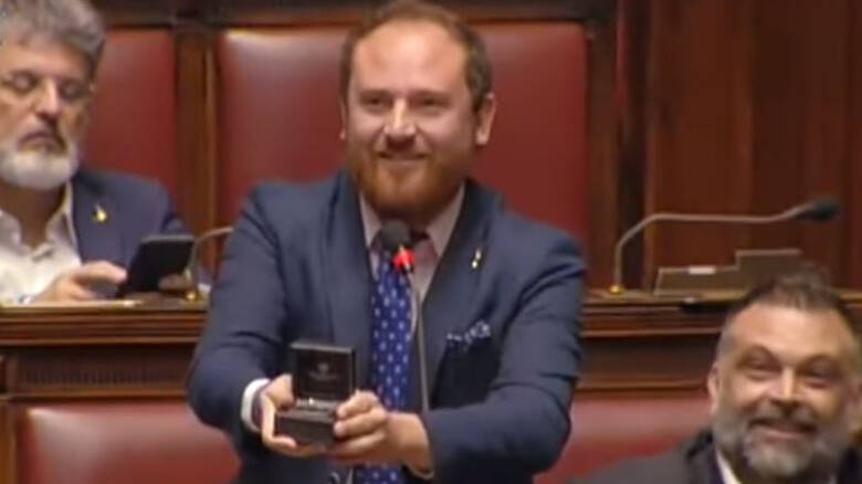 Πρόταση γάμου από τα έδρανα του ιταλικού κοινοβουλίου!