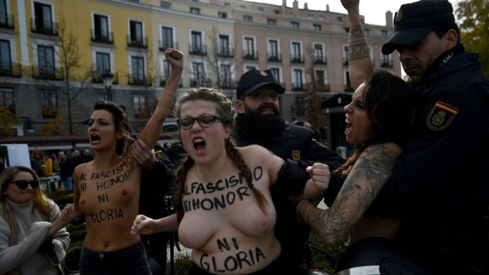 Γυμνόστηθες διαδηλώτριες εισέβαλαν σε διαδήλωση υπέρ του Φράνκο στη Μαδρίτη (Video)
