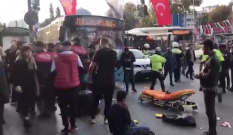 Τρόμος στην Κωνσταντινούπολη - Λεωφορείο έπεσε πάνω σε στάση! (Video)