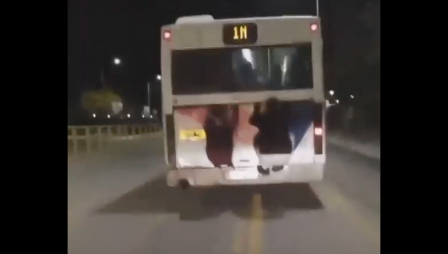 Έλεος - Και άλλη επικίνδυνη συνήθεια νέων, ακροβατικά πάνω σε λεωφορείο στη Θεσσαλονίκη (Video)