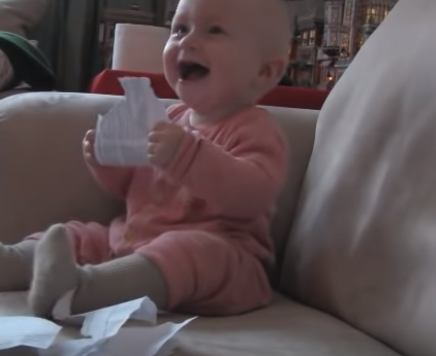 Viral video: Αυτό το μωράκι ξεκαρδίζεται στα γέλια - Δείτε το βίντεο