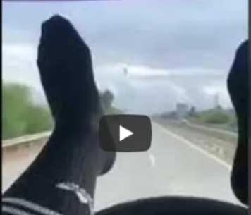 Αν είναι δυνατόν - Οδηγός νταλίκας οδηγούσε με τα πόδια!(Video)