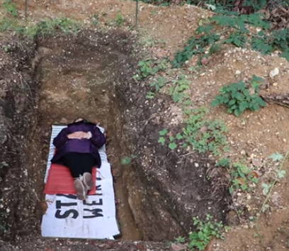 Φοιτητές διώχνουν το στρες ξαπλώνοντας μέσα σε ανοιχτούς τάφους!