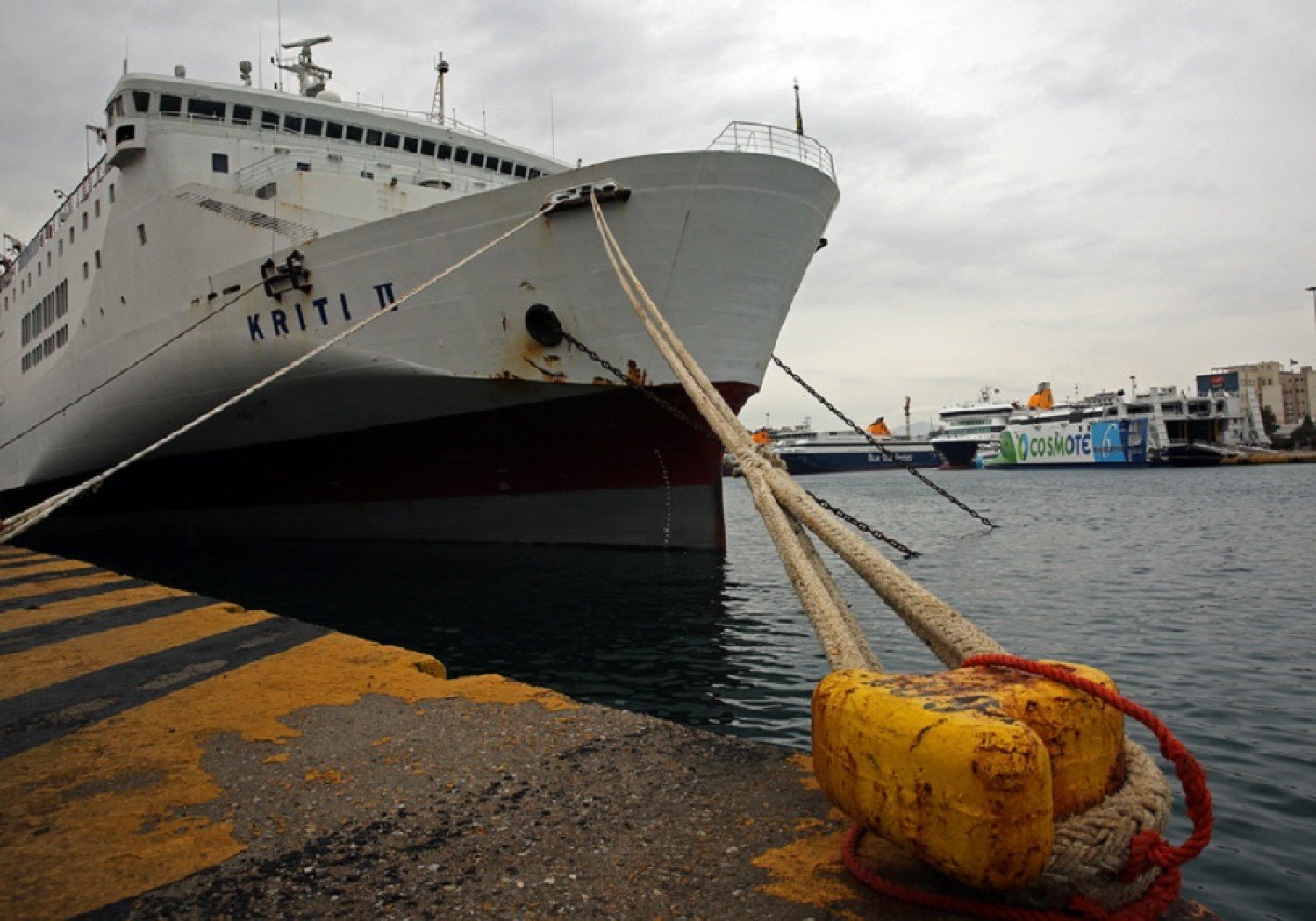 Ελαφριά πρόσκρουση επιβατηγού πλοίου στο λιμάνι της Κάσου