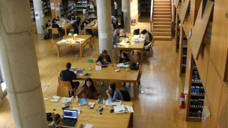 Πειθαρχική ποινή ετοιμάζει το Αριστοτέλειο Πανεπιστήμιο για τον φοιτητή που «τελείωσε» στην πλάτη φοιτήτριας