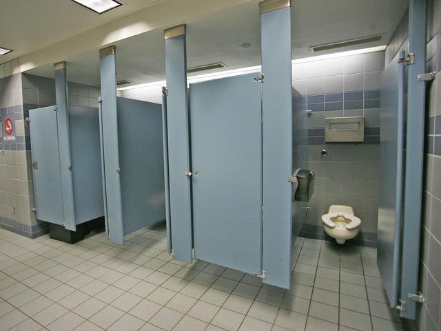 Αναρωτηθήκατε ποτέ γιατί στις δημόσιες τουαλέτες η πόρτα δεν φτάνει μέχρι κάτω; Έχουμε την απάντηση σε βίντεο