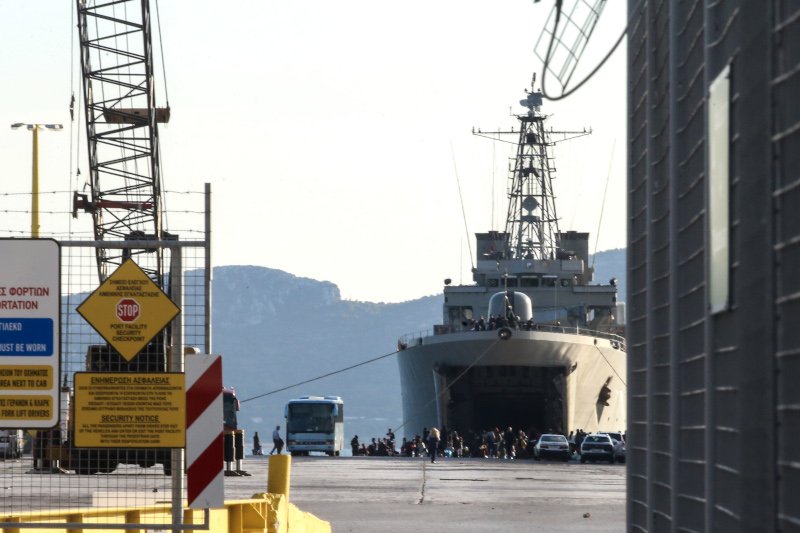 Στην Ελευσίνα με πλοία του Πολεμικού Ναυτικού 795 αιτούντες άσυλο από τη Μόρια