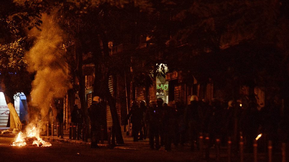 Εξάρχεια: Φωτιές, χημικά και 28 συλλήψεις - Μολότοφ σε Θεσσαλονίκη και Πάτρα (Video)