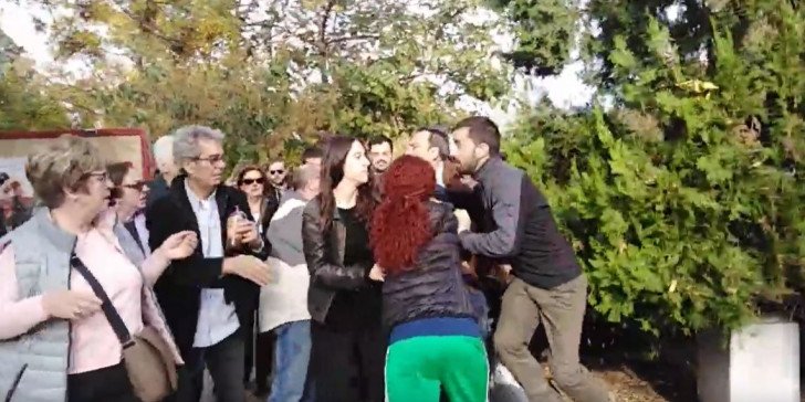 Ένταση στο ΑΠΘ: Φοιτητές εμπόδισαν αντιπροσωπεία του ΣΥΡΙΖΑ και κατέστρεψαν το στεφάνι