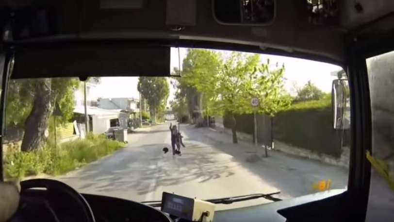 Λεωφορείο στο Μενίδι αποφεύγει με απίστευτο ζιγκ-ζαγκ γυναίκα που πετάχτηκε στον δρόμο