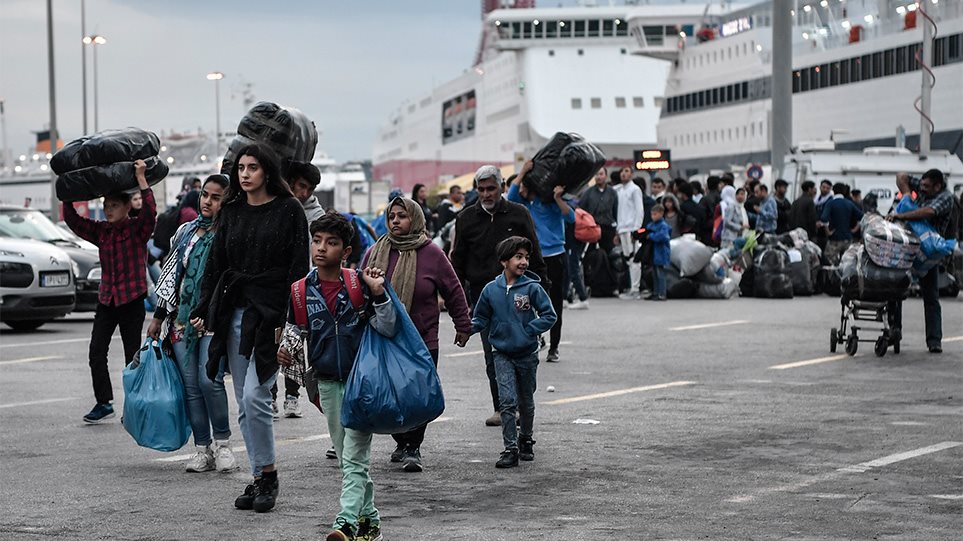 Νέο κύμα προσφύγων και μεταναστών στο λιμάνι του Πειραιά