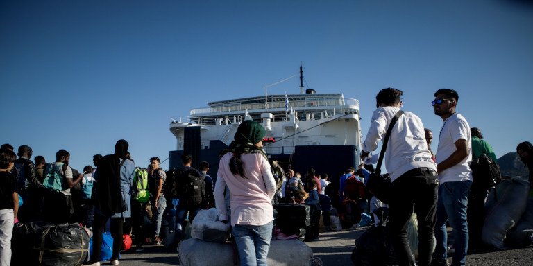Νέες αφίξεις προσφύγων και μεταναστών στο λιμάνι του Πειραιά 