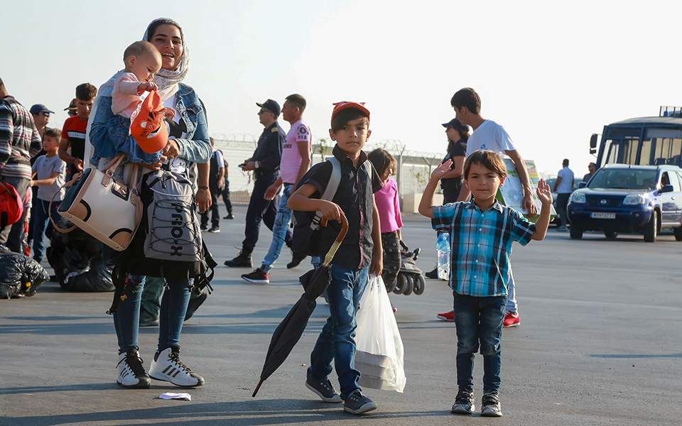 Πειραιάς: Με 142 πρόσφυγες και μετανάστες κατέπλευσε το «Νήσος Σάμος»