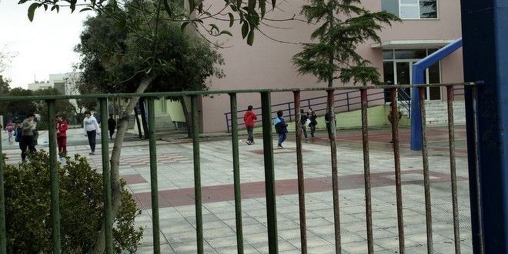 Απίστευτη περιπέτεια: Μαθήτρια «σφήνωσε» σε κάγκελα σχολείου!