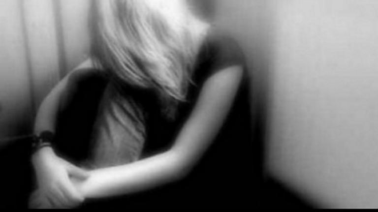 Σαλαμίνα: Σπάει τη σιωπή της και συγκλονίζει η 19χρονη για τον ομαδικό βιασμό της (βίντεο)
