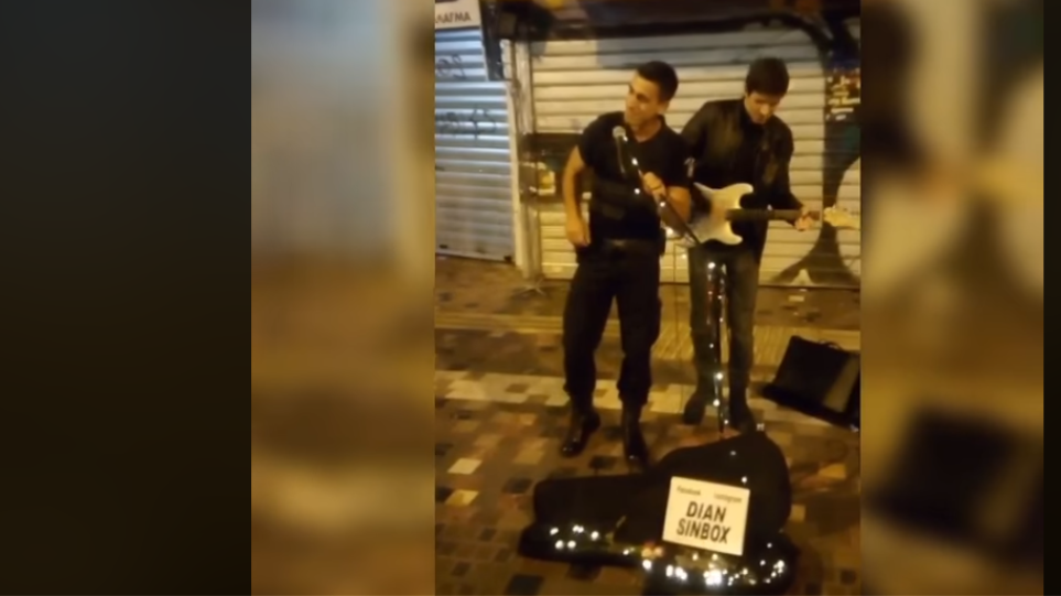 Αστυνομικός τραγούδησε στο Μοναστηράκι και έγινε viral (Video)