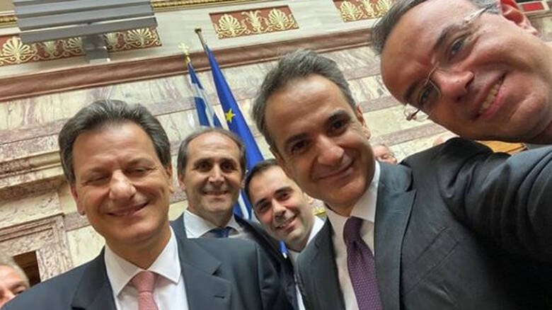 Η selfie του Κυριάκου Μητσοτάκη μετά την ψήφιση του προϋπολογισμού