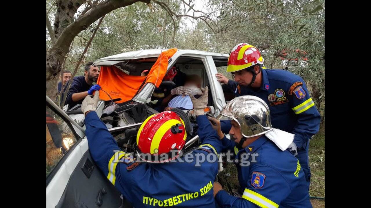 Λαμία: Φορτηγάκι καρφώθηκε σε ελιά - Ένας τραυματίας