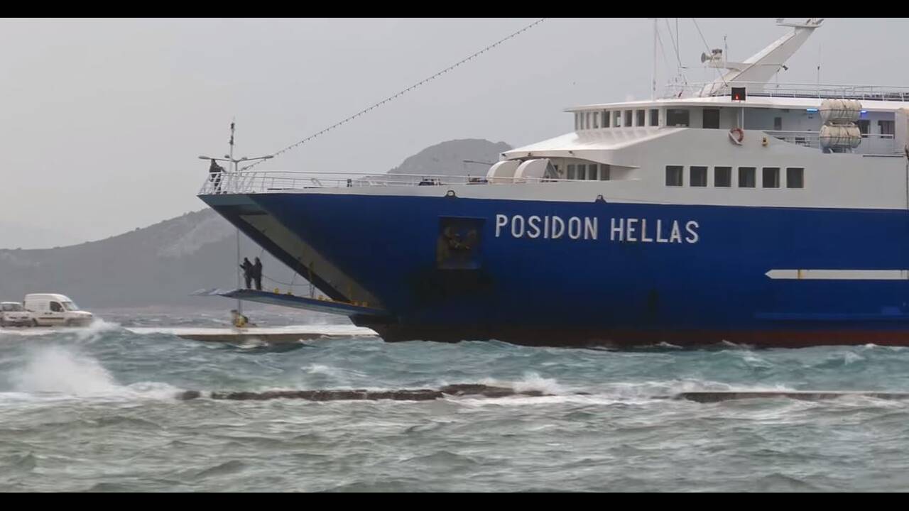 Καπετάνιος έδεσε πλοίο στο λιμάνι της Αίγινας με 7 μποφόρ (Βίντεο)
