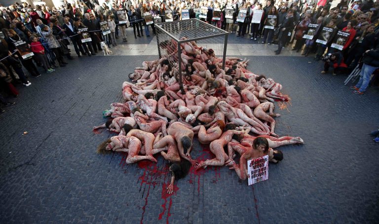 Γυμνή διαμαρτυρία στη Βαρκελώνη για το εμπόριο γούνας