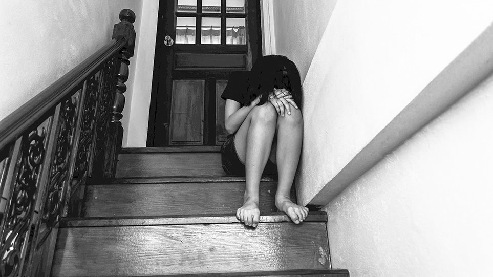Μαέστρος του Λιμενικού παρενοχλούσε 11χρονες
