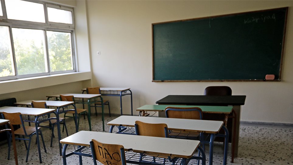 Λακωνία: Καθηγητής ξεκούμπωσε το παντελόνι του στην τάξη
