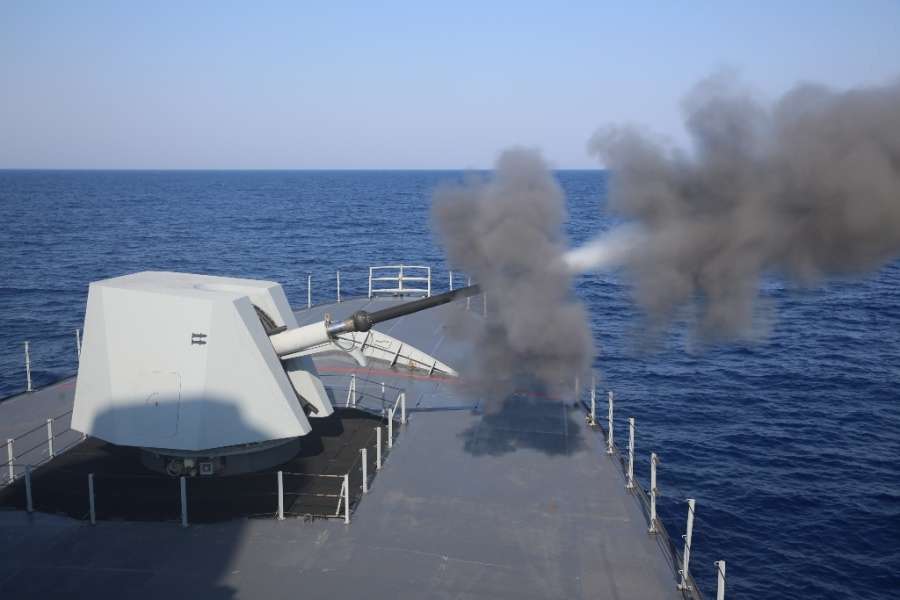 Πολεμικά πλοία στρέφουν τα πυροβόλα τους εναντίον ελληνικών σκαφών