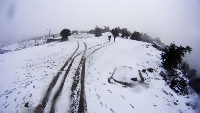 Εγκλωβισμένοι λόγω χιονιού στρατιωτικοί στην περιοχή της Πάρνηθας