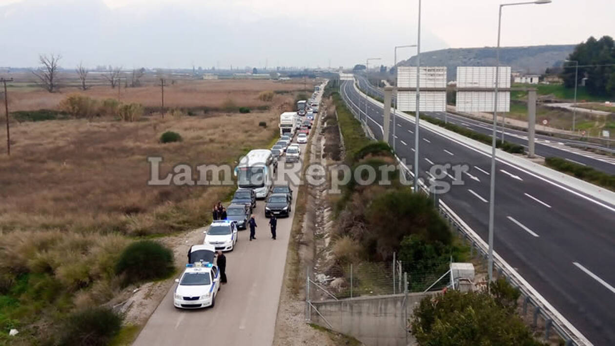 Κάτοικοι έκλεισαν την Εθνική Οδό για το hotspot στη Μαυρομαντήλα