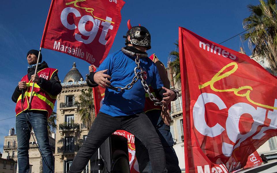 Νίκη των συνδικάτων στη Γαλλία: Αποσύρεται το πιο αμφιλεγόμενο μέτρο της συνταξιοδοτικής μεταρρύθμισης