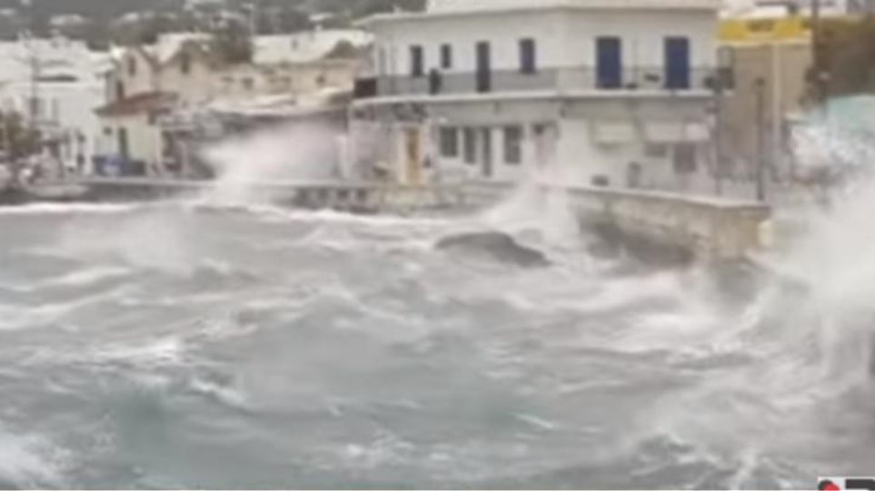 Πάρος: Τεράστια κύματα «κατάπιαν» παραλίες (Video)