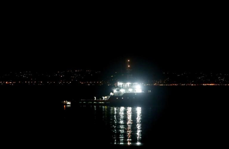 Επιβατηγό οχηματαγωγό πλοίο προσάραξε σε βραχονησίδα λόγω κακοκαιρίας