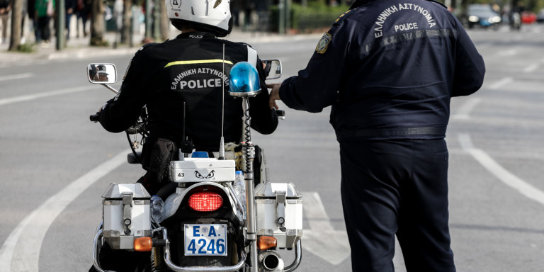 Τροχαίο στη Λεωφόρο Βουλιαγμένης: Μηχανή συγκρούστηκε με ΙΧ - Επί ποδός Αστυνομία, Πυροσβεστική και ΕΚΑΒ