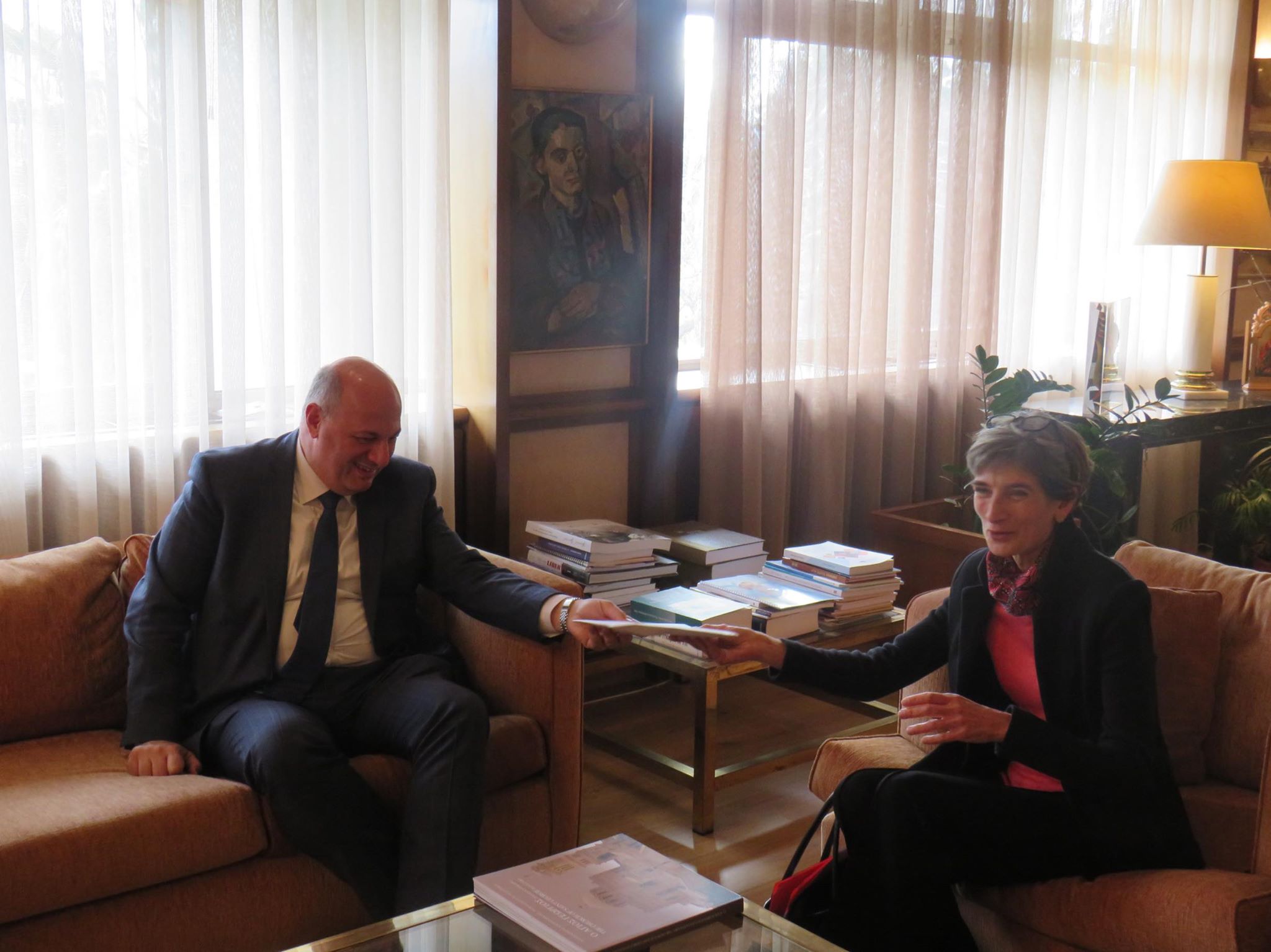 Εθιμοτυπική συνάντηση του Υπουργού Δικαιοσύνης Κώστα Τσιάρα με τη Βρετανίδα Πρέσβη στην Αθήνα Kate Smith