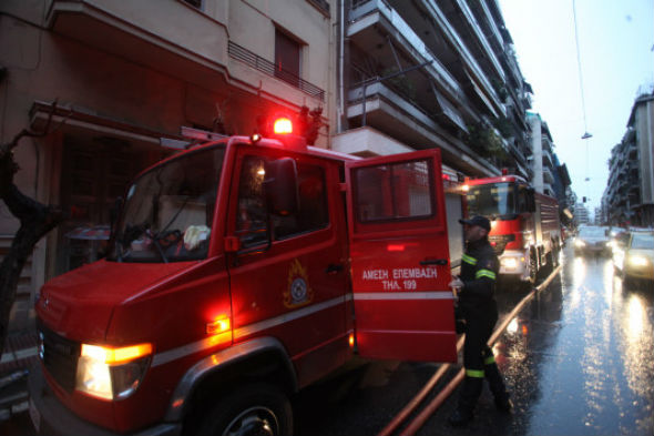 Στις φλόγες τυλίχθηκε ισόγειο κοντά σε νοσοκομείο στον Πειραιά