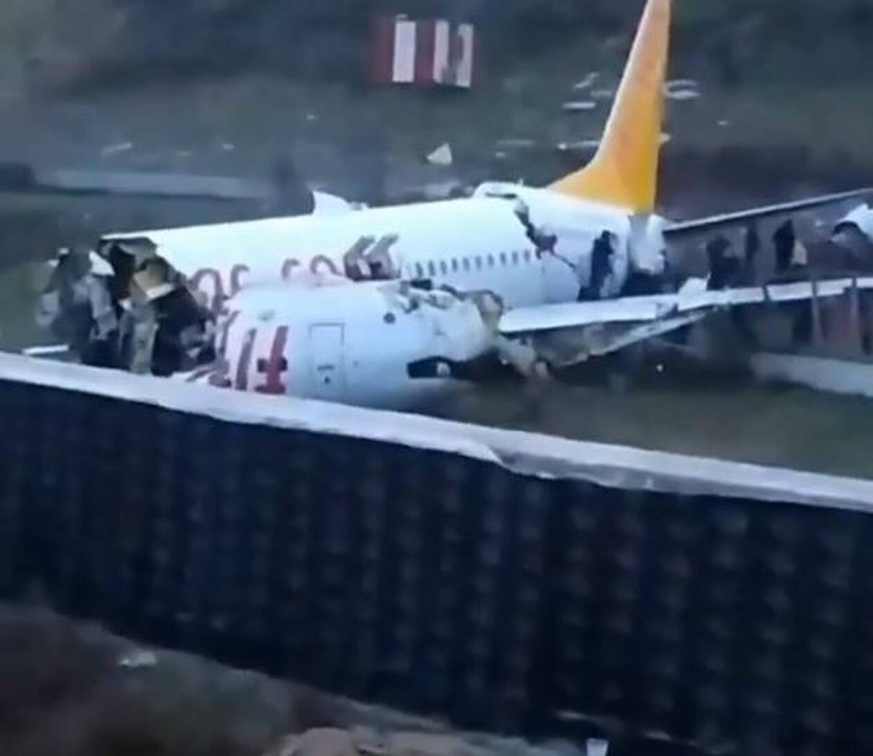 Αεροσκάφος κόπηκε στα δύο και τυλίχθηκε στις φλόγες - 1 νεκρός- 52 τραυματίες (βίντεο)