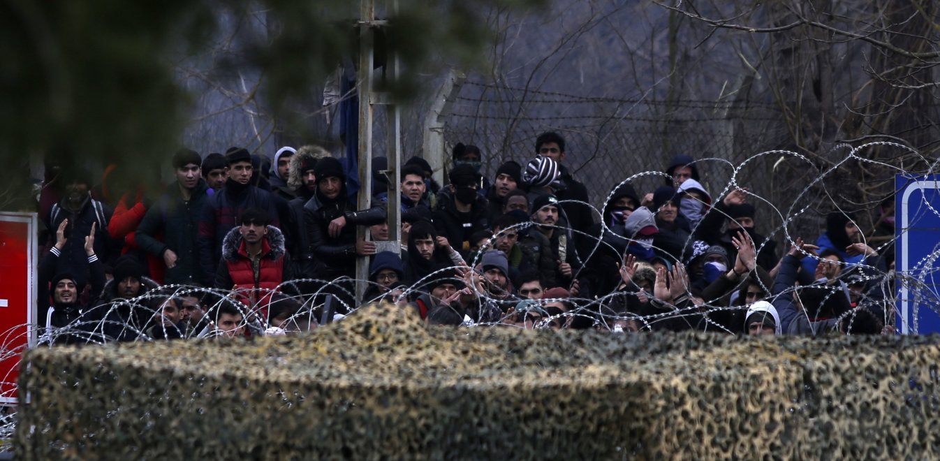 Βίντεο - ντοκουμέντο: Μετανάστες κόβουν συρματοπλέγματα για να περάσουν στην Ελλάδα