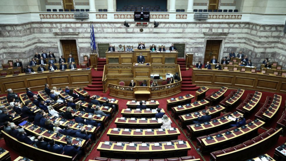 Βουλή: Αντιπαράθεση ΣΥΡΙΖΑ-ΝΔ για μεταναστευτικό