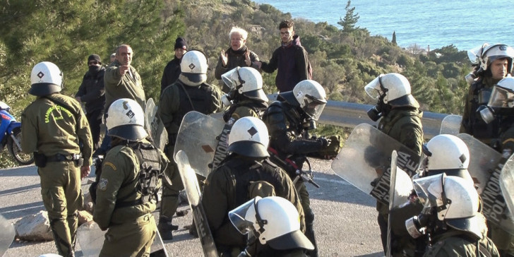 ΜΑΤ-Χούλιγκαν: Τραμπουκίζουν κατοίκους στη Χίο με πολιτική περιβολή