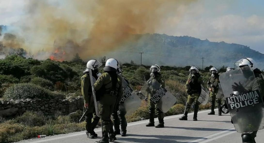 Λέσβος-Χίος: Αποσύρονται τα ΜΑΤ