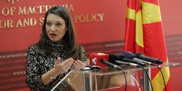 Αποπέμφθηκε τελικά η υπουργός με την πινακίδα στην Β. Μακεδονία