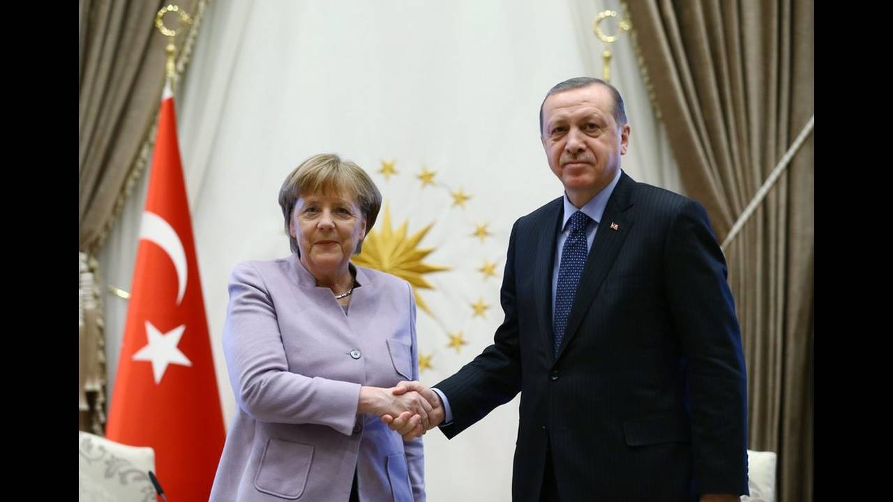 Προσφυγικό: Αναθεώρηση της συμφωνίας ζήτησε ο Ερντογάν από την Μέρκελ