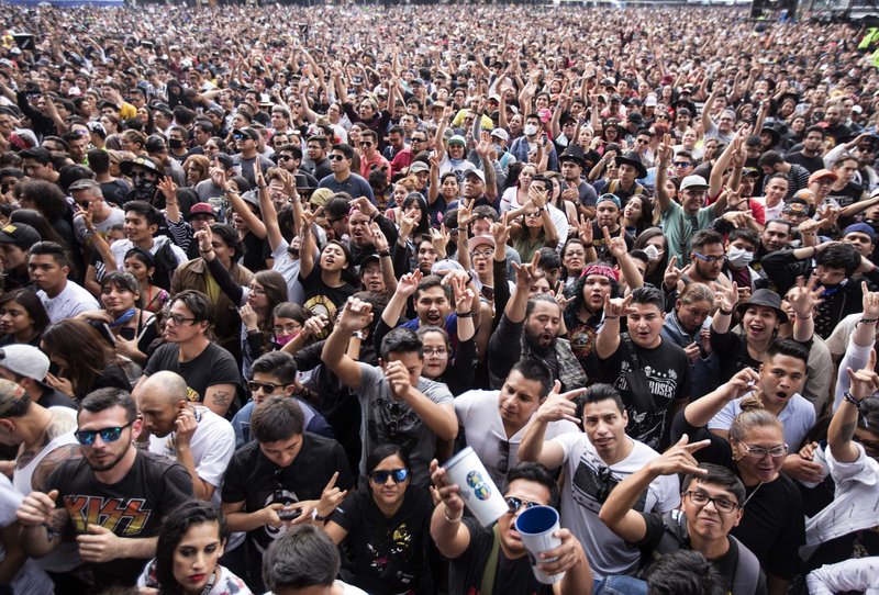 Το Μεξικό δεν αναβάλει το Vive Latino - Χιλιάδες άτομα στο Φεστιβάλ