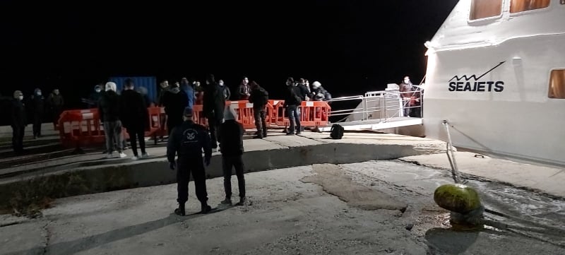 Σε εξέλιξη μεταφορά μεταναστών και προσφύγων από τα νησιά στο λιμάνι της Ραφήνας (βίντεο)