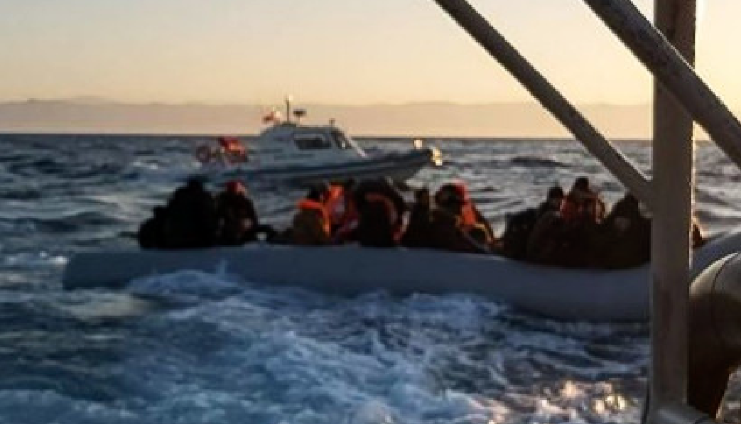 Τουρκικό σκάφος βοηθά μετανάστες να περάσουν τα σύνορα (βίντεο)