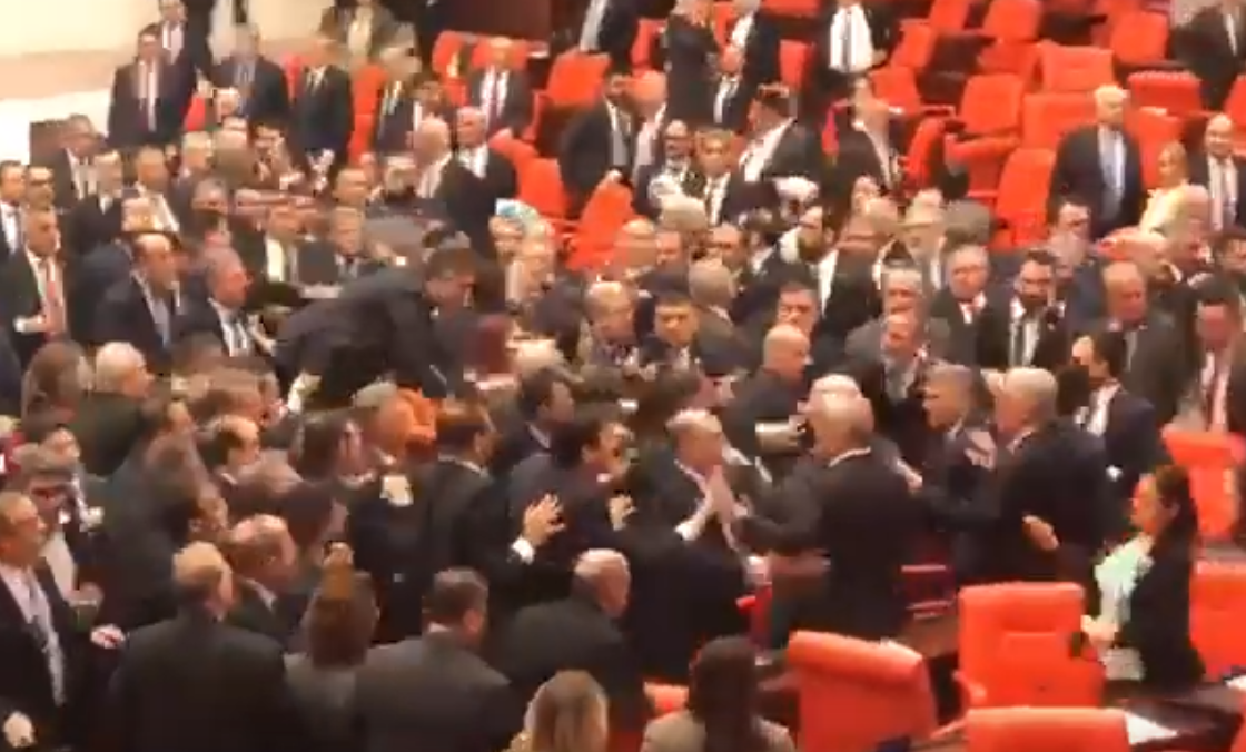 Τουρκία: Ξύλο στην Εθνοσυνέλευση (βίντεο)