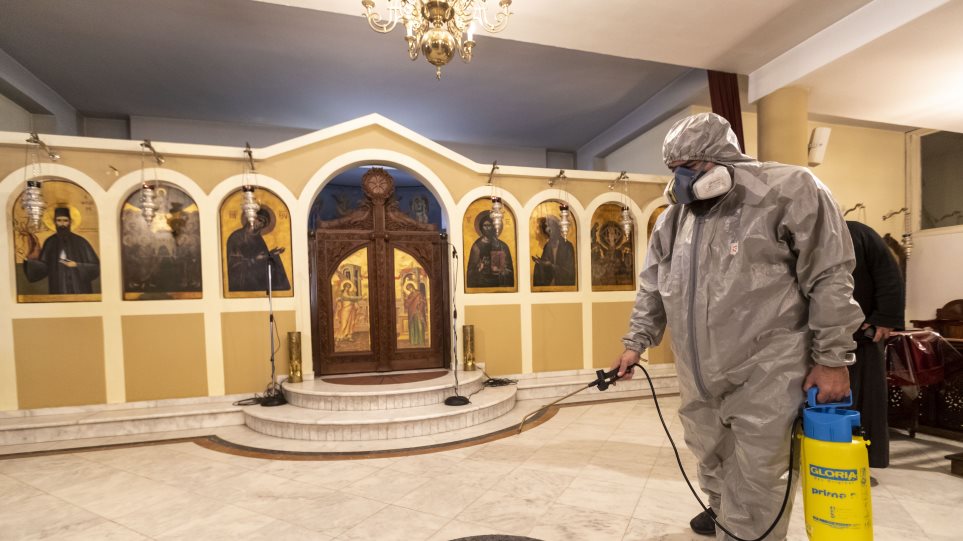 Κορωνοϊός: Ξεκίνησε η απολύμανση και στις εκκλησίες
